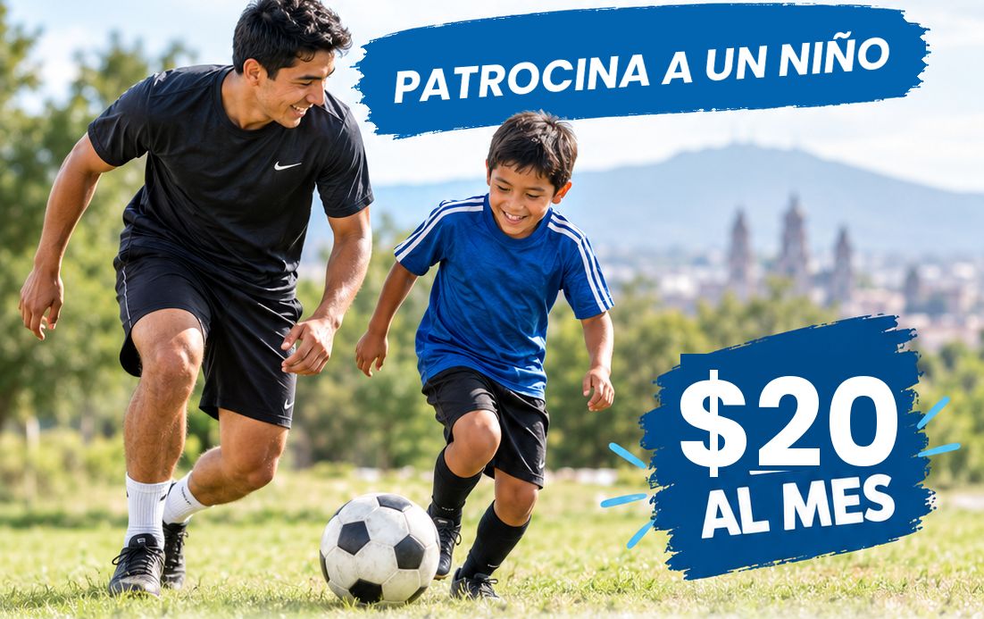 Un mentor juega fútbol con un niño en un campo de Morelia; texto: Patrocina a un niño, $20 al mes